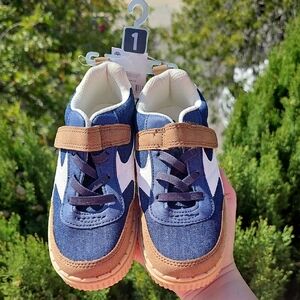 OshKosh B'gosh Boy's "Dessel" Casual Sneakers Size 1 Nwt